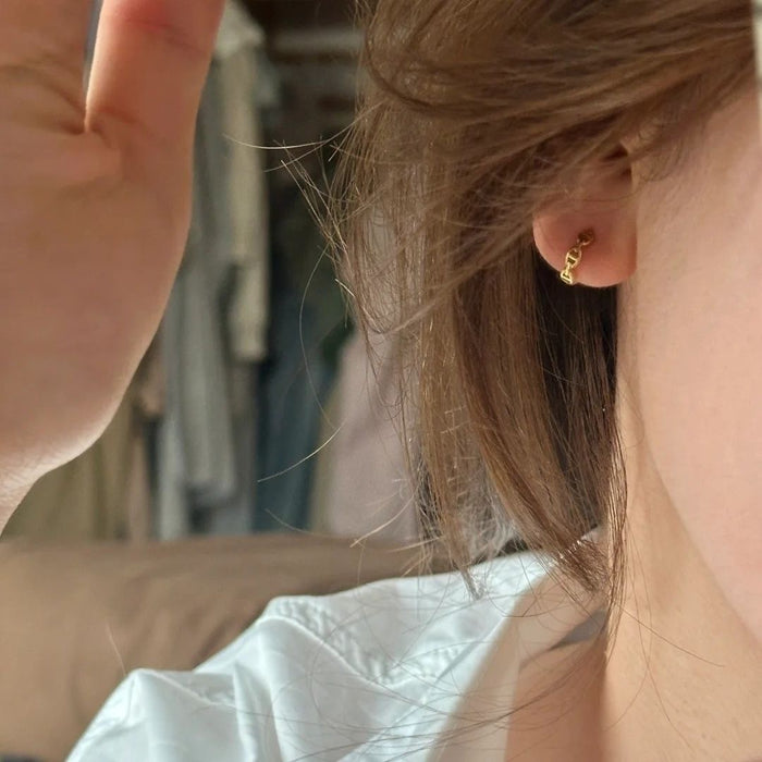 Wholesale Earrings are simple and niche earrings