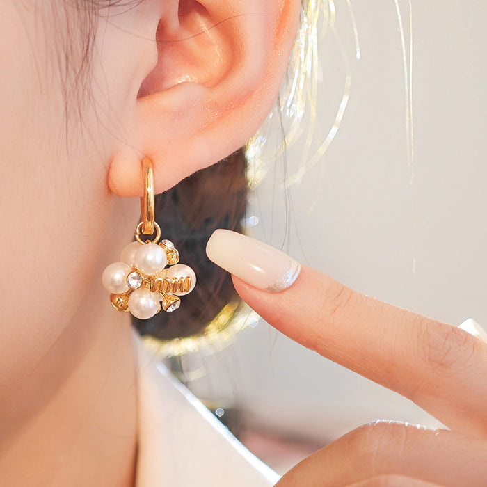 Wholesale Minimally designed pearl earrings with a high-end feel and a niche temperament. Exquisite earrings with exquisite design. Paired with studs