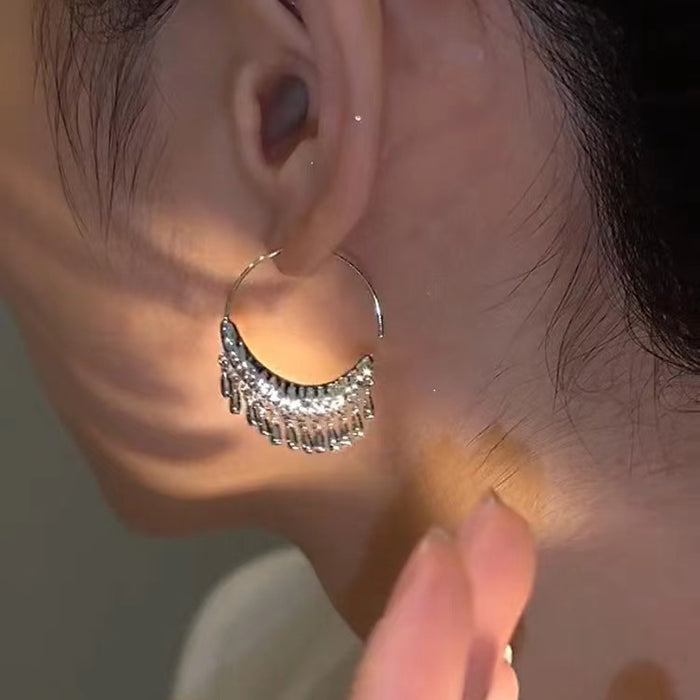 Wholesale Advanced and luxurious design with short tassel ear hooks, stylish and versatile, simple earrings