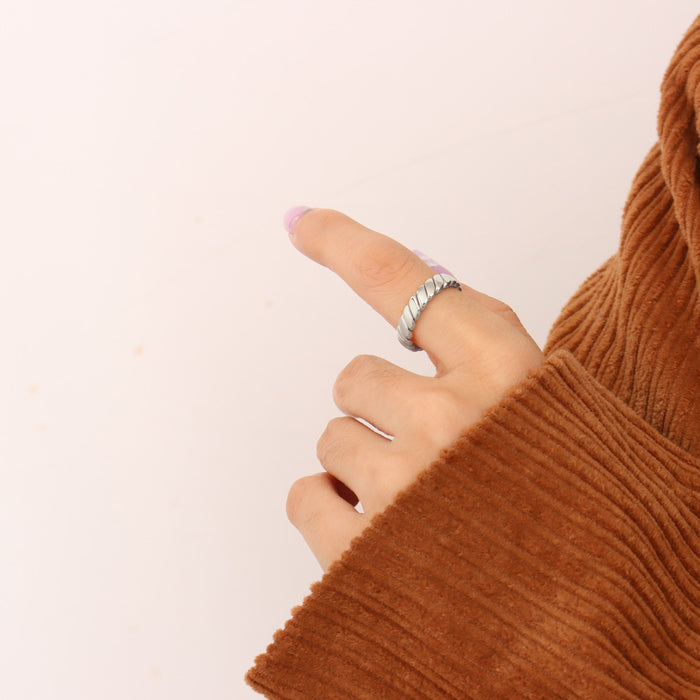 Wholesale Light luxury and fashionable geometric ring, titanium steel gold-plated retro hand jewelry