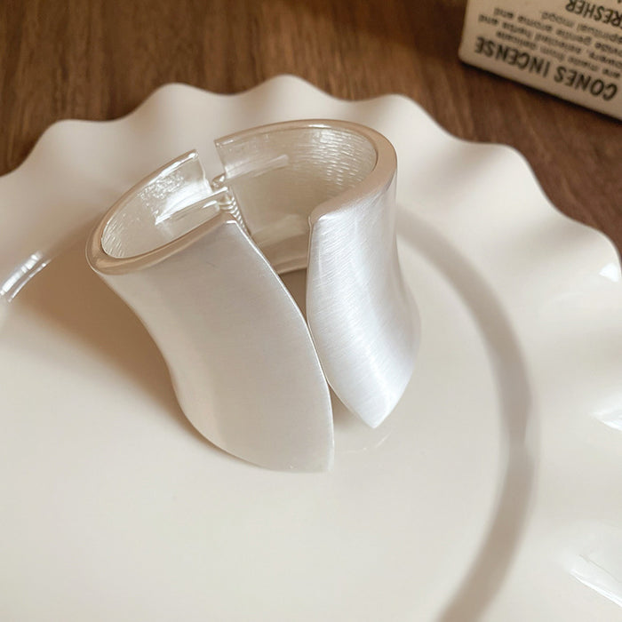 Wholesale Metal bracelet temperament light luxury high sense bracelet niche personality exaggerated jewelry women