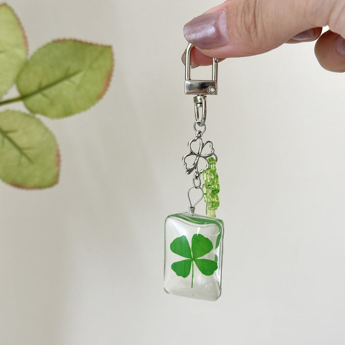 Wholesale Bag Pendant Creative Keychain  Four-leaf Hanging Dried Flower Lucky Mobile Phone Chain