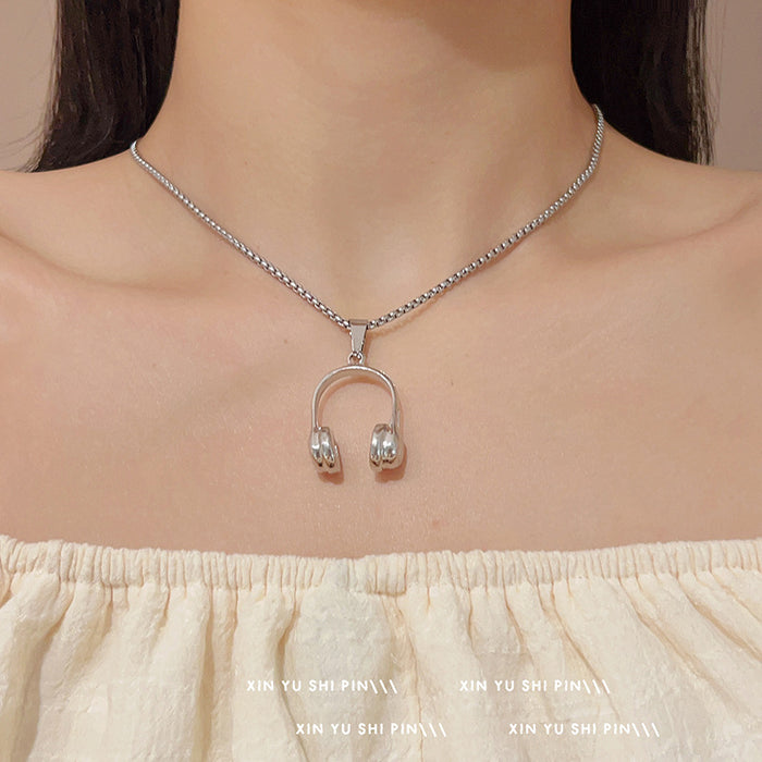 Wholesale Vintage headphone shaped pendant necklace, new versatile and high-end necklace