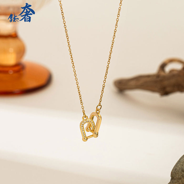 Wholesale Titanium steel jewelry, stainless steel micro inlaid horseshoe buckle necklace, double ring interlocking high-end accessory