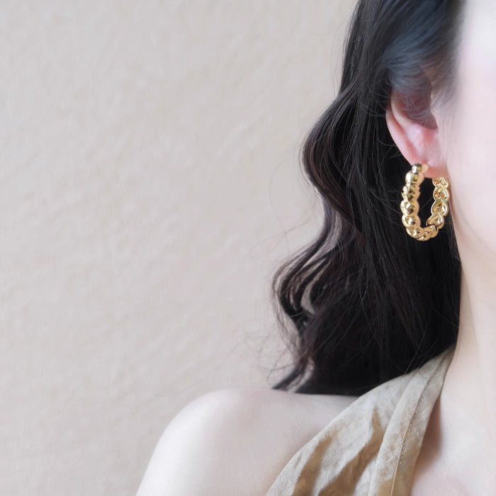 Wholesale High end minimalist heart-shaped earrings for women, retro personality, sweet peach heart earrings, ear loops, and ear buckles