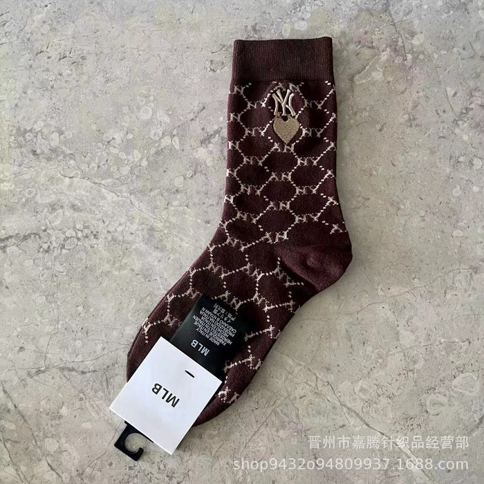 Wholesale Embroidered sports socks with combed cotton lettering socks in the middle tube