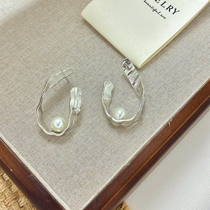 Wholesale Fashionable and luxurious silver pearl earrings with simple and niche design, personalized and irregular earrings