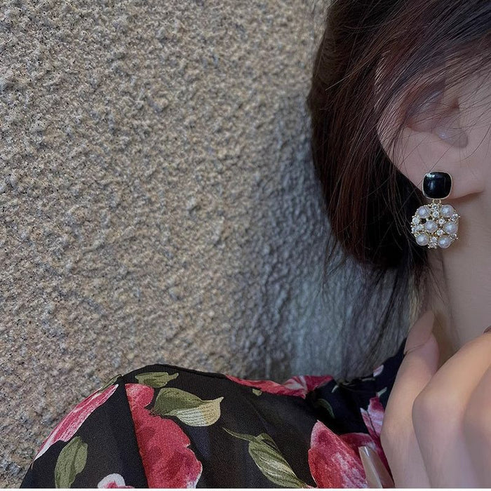 Wholesale Light luxury high-end square pearl retro hollow temperament high-end design earrings wholesale