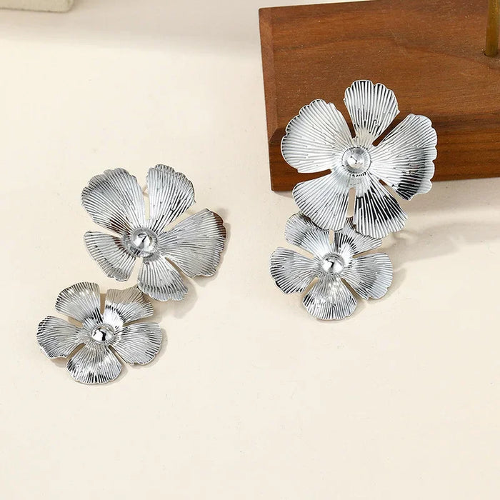Wholesale Exaggerated jewelry, fashionable alloy, pearl earrings, personalized flower earrings, niche earrings