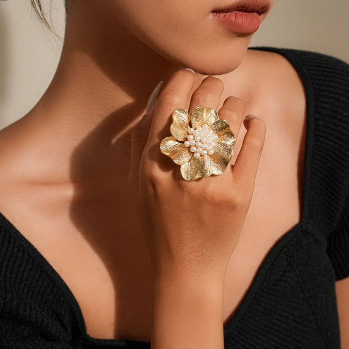 Wholesale Vintage exaggerated pearl flower ring with a light luxury and high-end feel, irregular texture and open mouth bracelet
