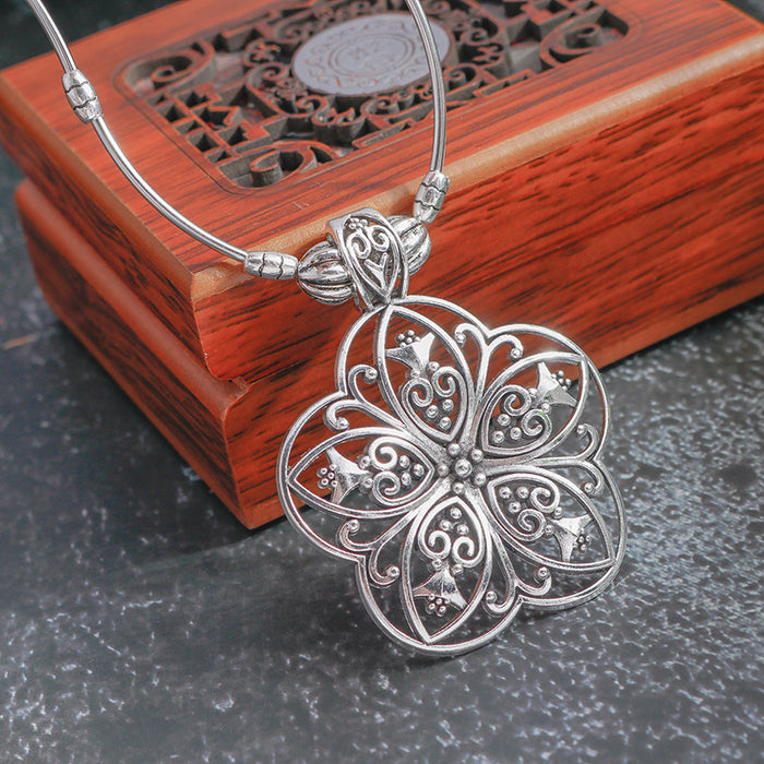 Wholesale Creative hollowed-out flower pendant necklace