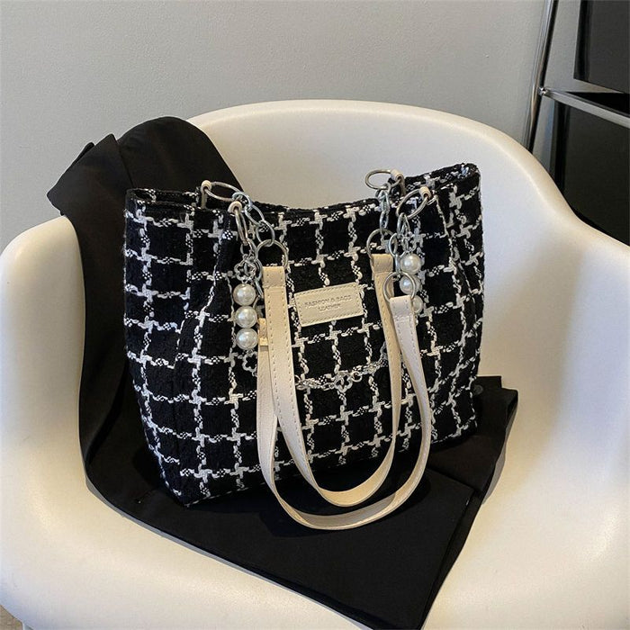 Wholesale Large capacity contrasting color simple exquisite letter fashionable pearl chain commuting versatile shoulder tote bag