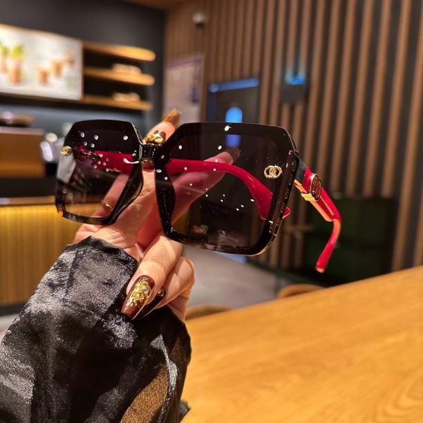 Wholesale Classic and fashionable sunglasses, fashionable and personalized UV resistant sunglasses