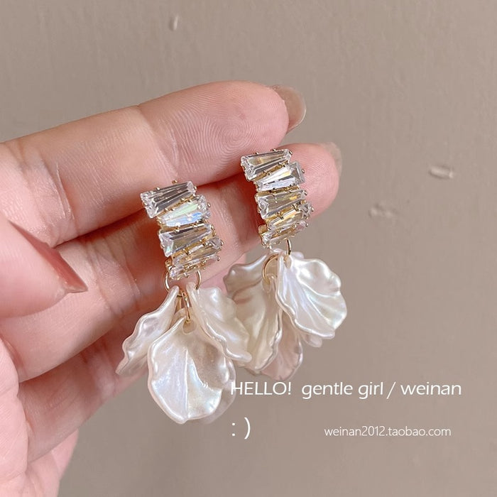 Wholesale Luxurious shell flower earrings with fashionable temperament and ear clips without ear holes, exuding a sense of luxury