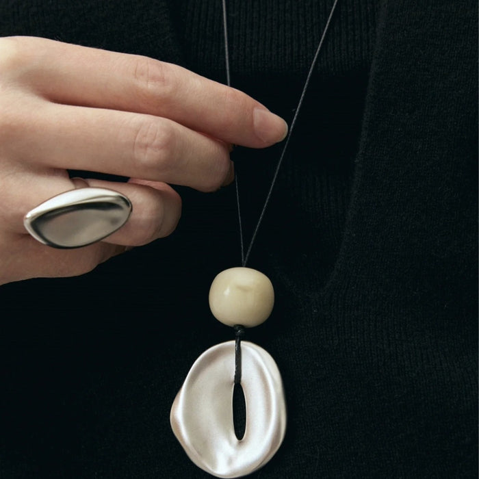 Wholesale High end luxury pendant necklace with a female niche design and temperament, long sweater chain, simple and fashionable commuting necklace