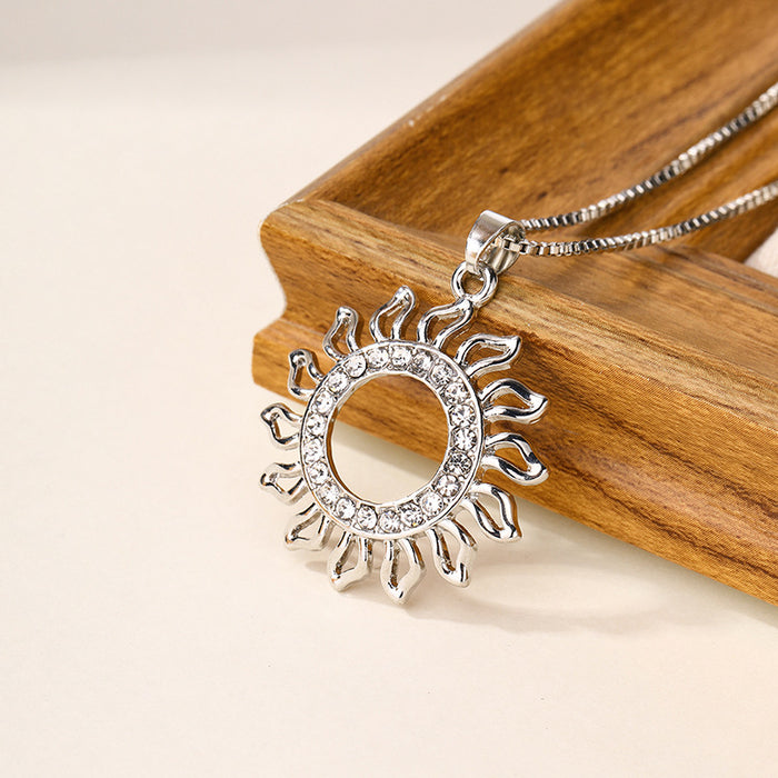 Wholesale Fashion and versatile jewelry with diamond inlaid pendant, alloy sun circular simple necklace