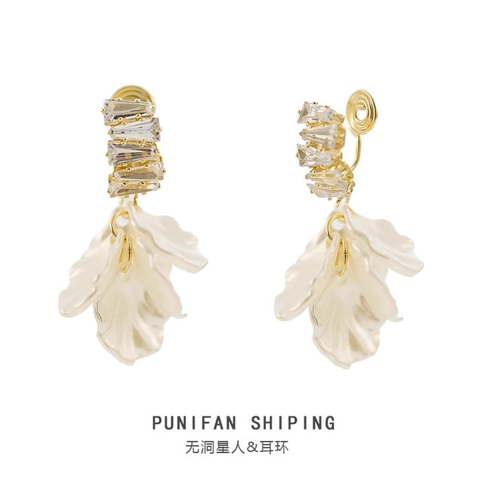 Wholesale Luxurious shell flower earrings with fashionable temperament and ear clips without ear holes, exuding a sense of luxury