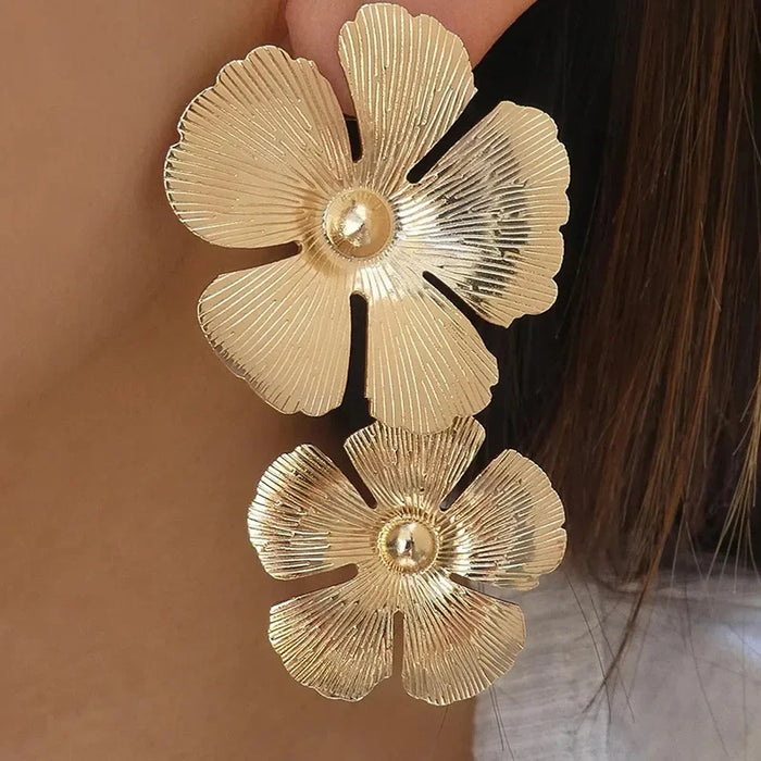 Wholesale Exaggerated jewelry, fashionable alloy, pearl earrings, personalized flower earrings, niche earrings