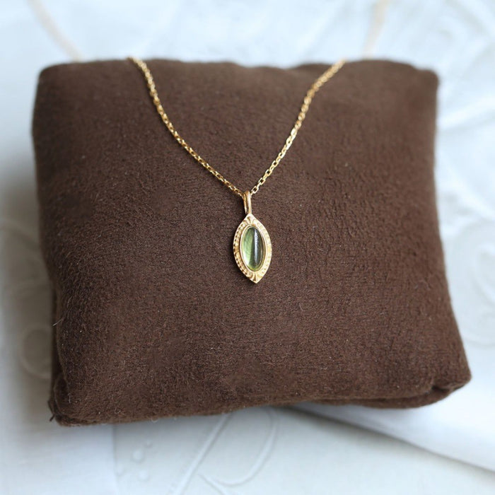 Wholesale Oval pendant, vintage gold-plated necklace, crystal collarbone chain