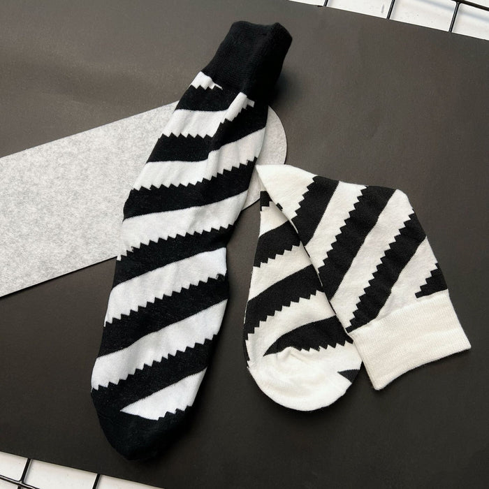 Wholesale Black and White Color Matching Cotton Socks JDC-SK-LuYue003