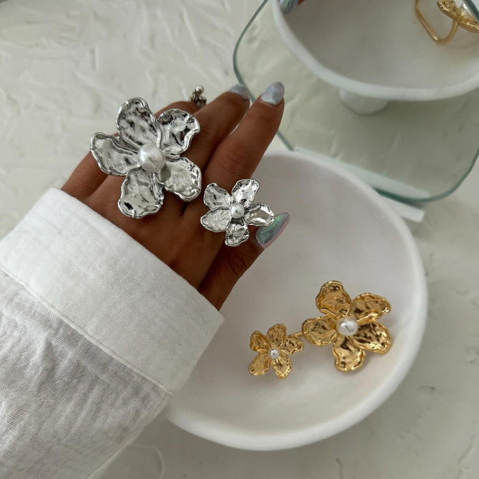 Wholesale Small niche design flower finger ring, exaggerated personality, irregular petal ring
