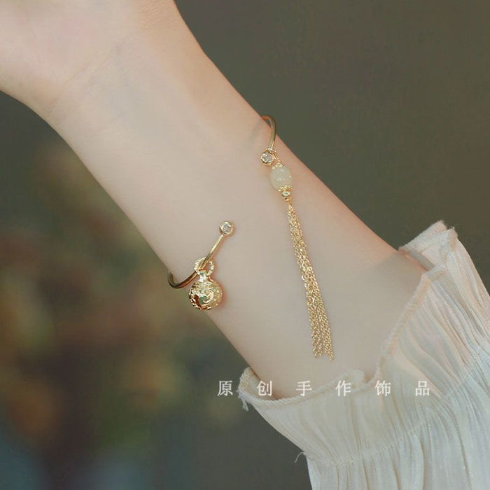 Wholesale Small niche design tassel transfer bead bell bracelet