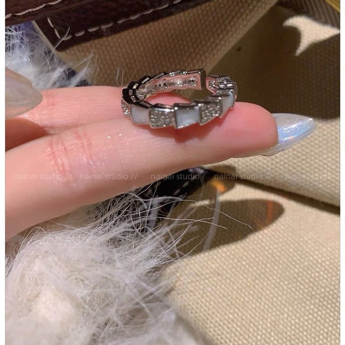 Wholesale The ring is set with diamonds and has a high-end feel, light luxury, and niche design. The index finger ring has an adjustable opening