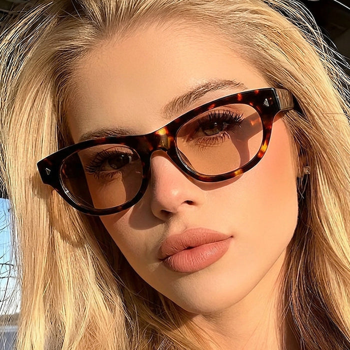 Wholesale Retro Square Sunglasses for Women Trendy UV400 Black Frame Gray Lens Fashion Accessory