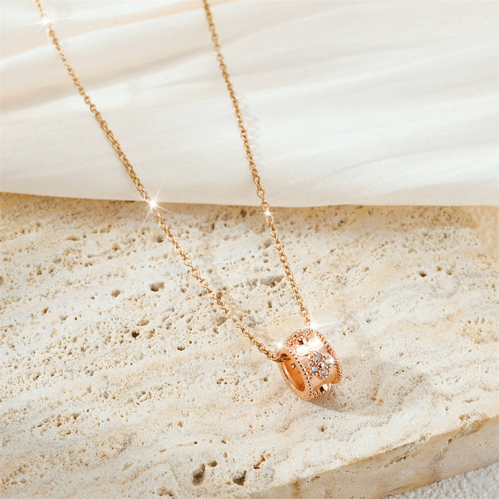 Wholesale Light luxury four leaf clover simple fashion versatile micro inlaid kaleidoscope pendant titanium steel necklace accessories