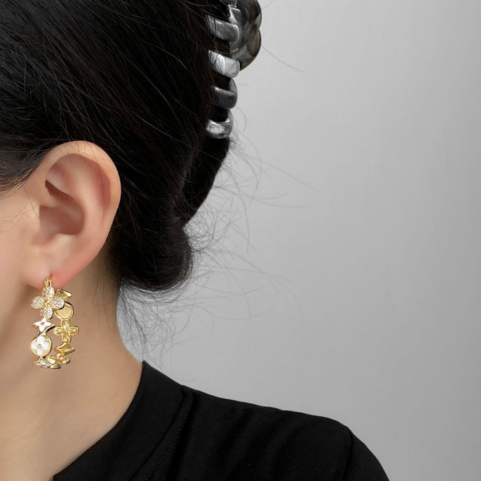 Wholesale New fashionable and high-end design with delicate and personalized four leaf clover ear buckle, light luxury heart-shaped heart-shaped oil painted ear buckle