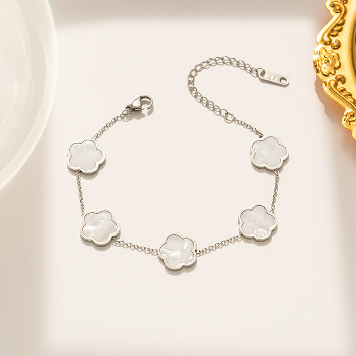 Wholesale Flower titanium steel necklace, female niche pendant, collarbone chain, fashionable temperament necklace