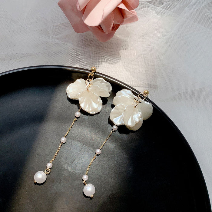 Wholesale Elegant temperament, shell petal tassel earrings, fashionable and high-end, simple and versatile pearl earrings for women