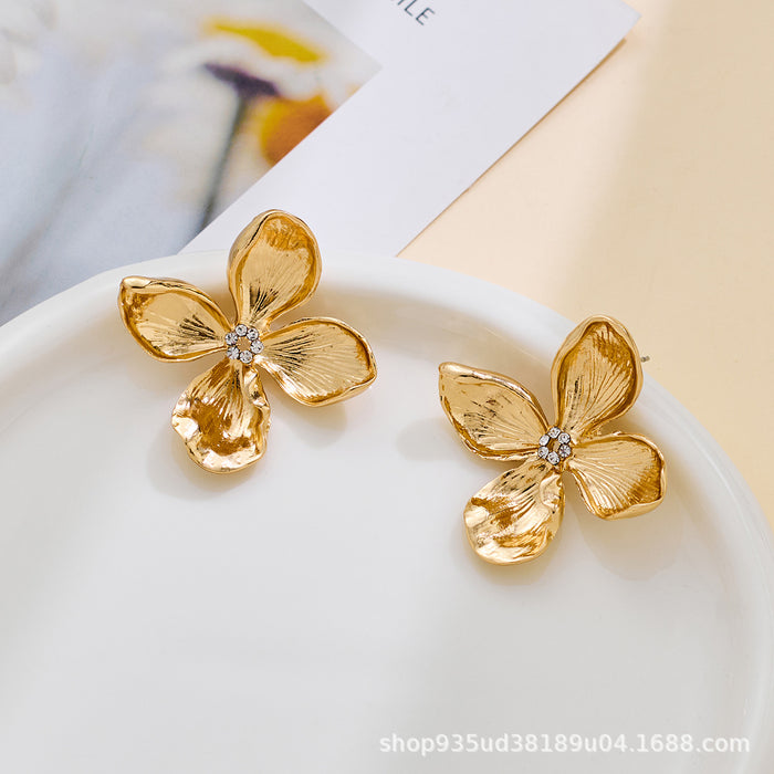 Wholesale Vintage pleated flower earrings set with diamonds, simple and elegant metal earrings