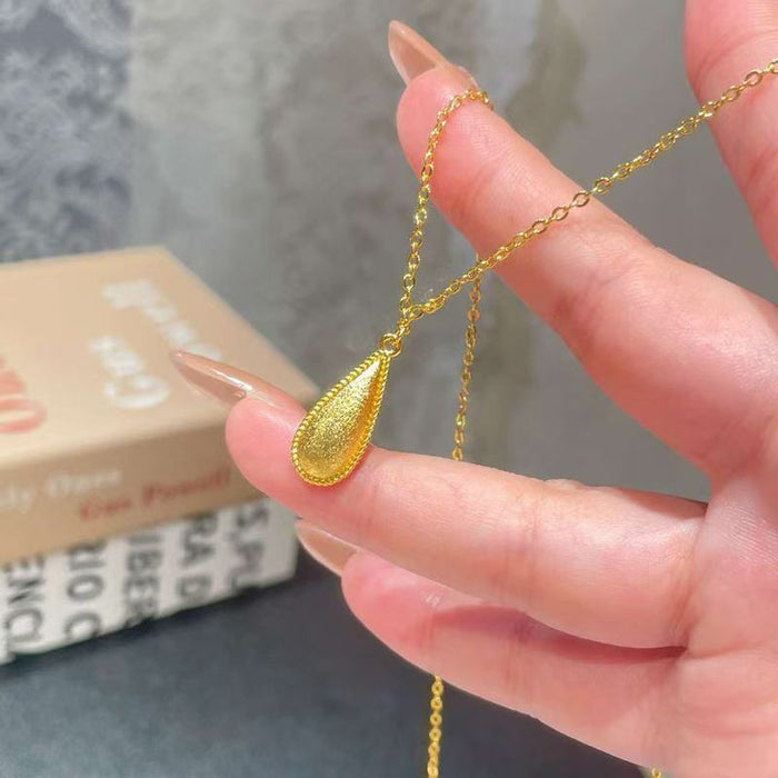 Wholesale Hollow necklace new exquisite and high-end titanium steel non fading collarbone chain