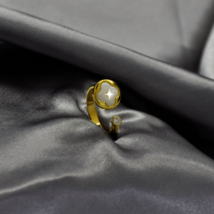 Wholesale Sharp flower round cake ring, light luxury mother of pearl plated 18K gold four leaf clover ring