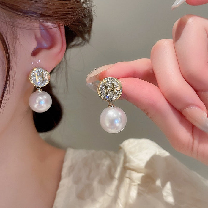 Wholesale Diamond studded pearl letter earrings are versatile, fashionable, niche, personalized, light luxury, high-end earrings