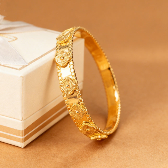 Wholesale Waterproof titanium steel four-flower bracelet