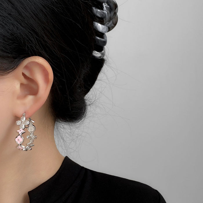 Wholesale New fashionable and high-end design with delicate and personalized four leaf clover ear buckle, light luxury heart-shaped heart-shaped oil painted ear buckle