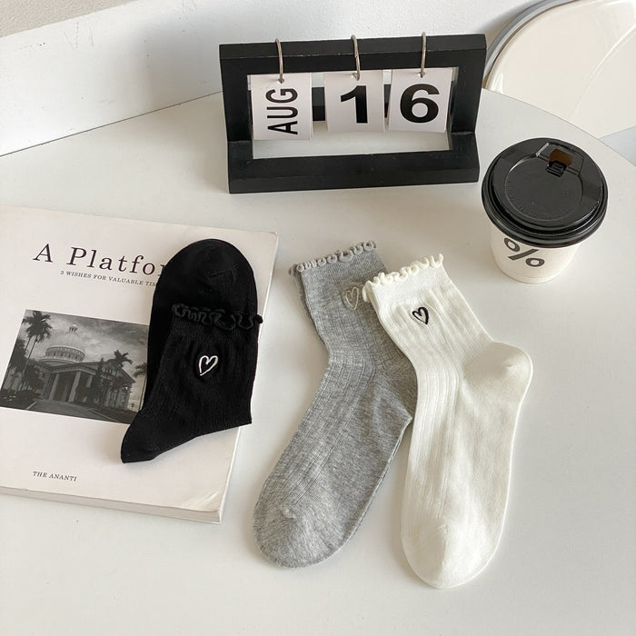 Wholesale Love embroidered socks, thin mesh breathable and sweat absorbing, simple and versatile short tube socks