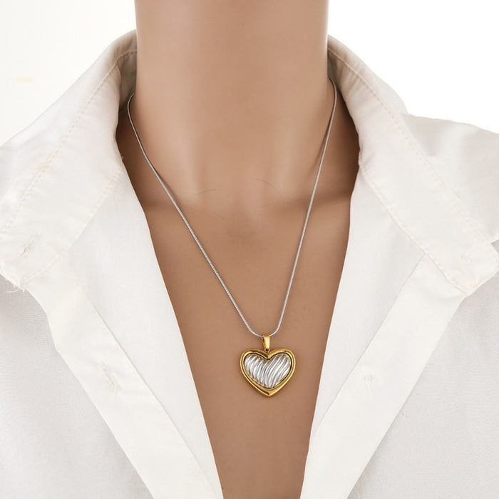 Wholesale Simple Stainless Steel Flower Love Pendant Necklace All-match Clavicle Chain Jewelry