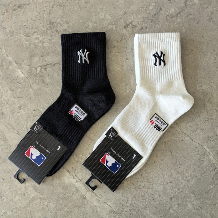 Wholesale Embroidered sports socks with combed cotton lettering socks in the middle tube