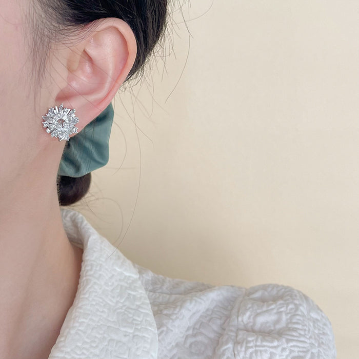 Wholesale Micro inlaid zircon earrings with a cool design feel, ear clips without holes, high-end feel, niche