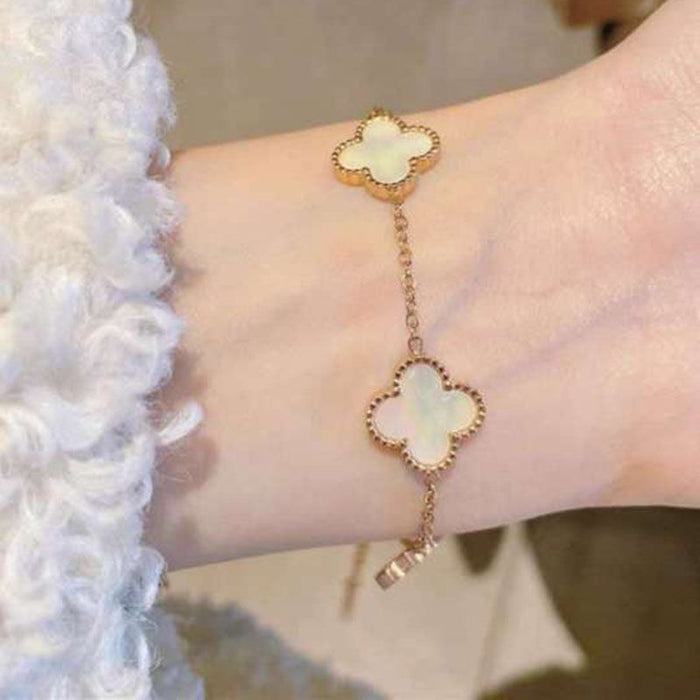 Wholesale Real Gold Electroplated Zircon Four-petal Flower Imitation Fritillaria Bracelet Light Luxury High-end Sense Bracelet Sweet All-match Bracelet Wholesale Women