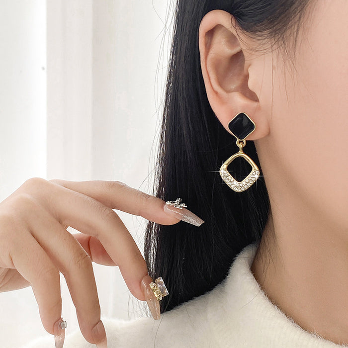 Wholesale Fashionable diamond studded geometric earrings with silver needles, versatile high-end earrings, vintage earrings