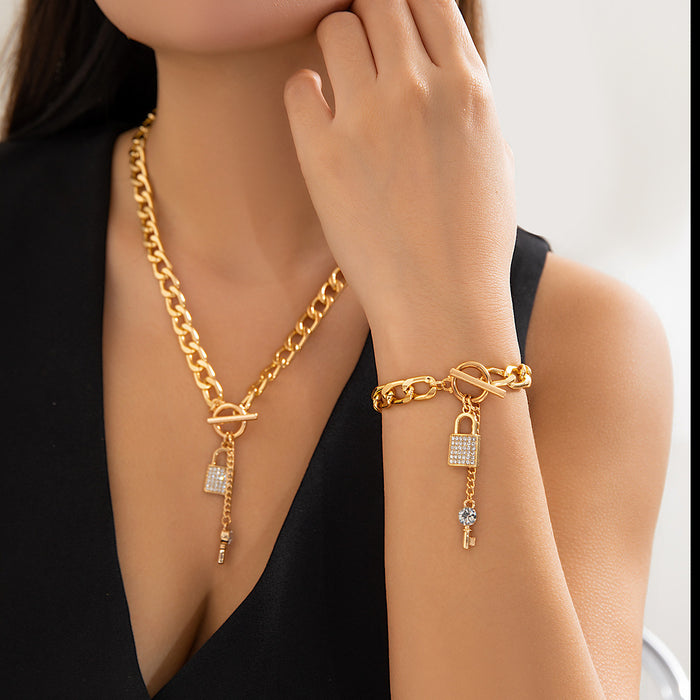 Wholesale Metal heart necklace, fashionable diamond studded lock pendant, collarbone chain