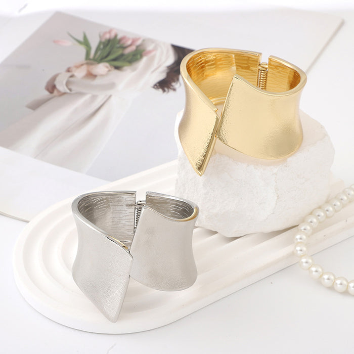 Wholesale Wholesale of wide face jewelry bracelets, personalized accessories, exaggerated symmetrical electroplated bracelets, open alloy bracelets