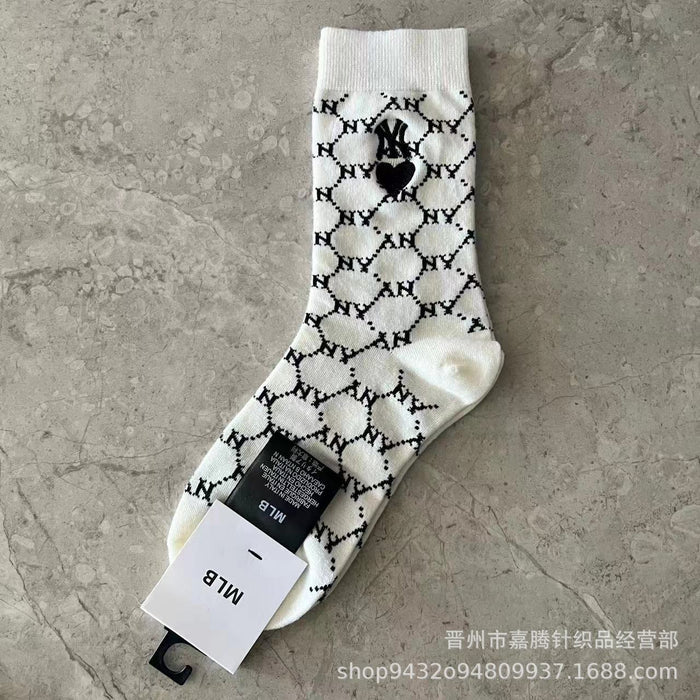 Wholesale Embroidered sports socks with combed cotton lettering socks in the middle tube
