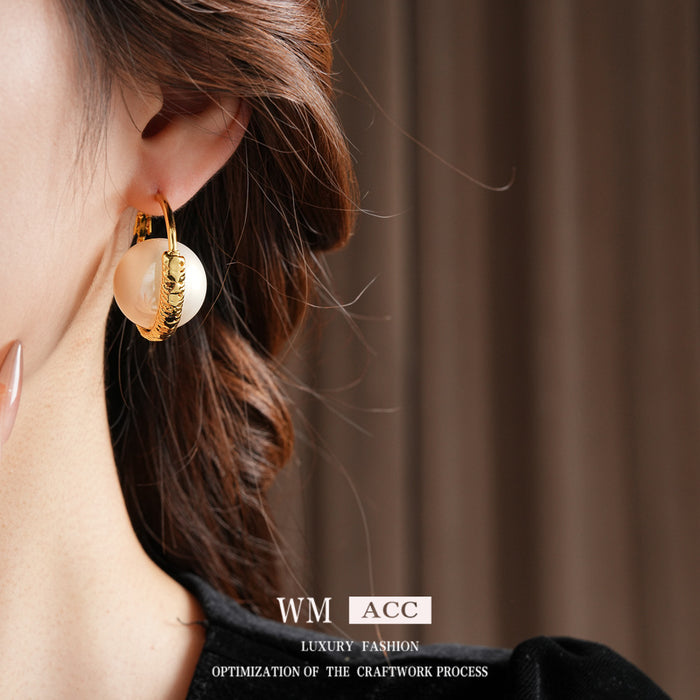 Wholesale Real gold electroplated silver needle pearl earrings with a light luxury and high-end feel, fashionable earrings, retro and versatile earrings