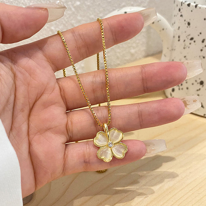 Wholesale Lucky Four-leaf Clover Necklace Women's Gold-plated Cat's Eye Exquisite Petal Clavicle Chain Simple Elegant Women's New Necklace