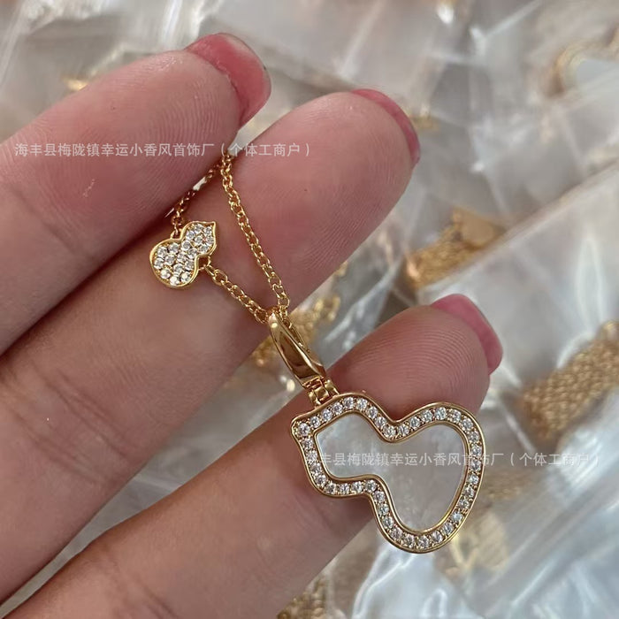 Wholesale Necklace pendant, rose gold, white Fritillaria, black agate, collarbone chain